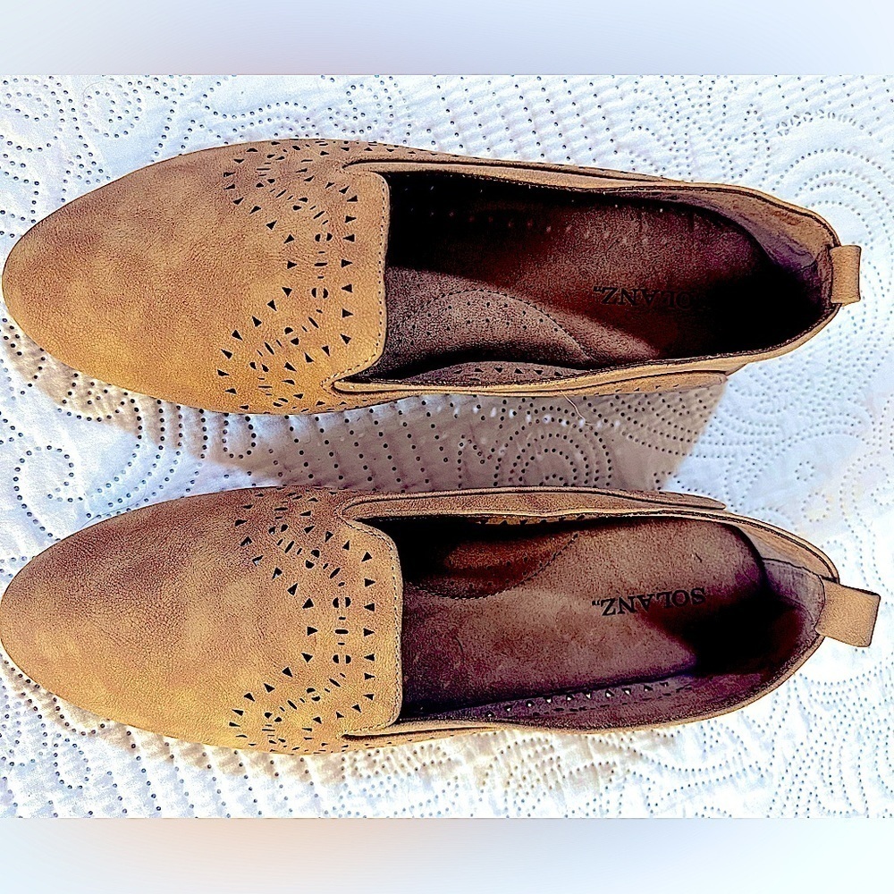 Solanz Torrid suede camel loafer lasercut detail size 9